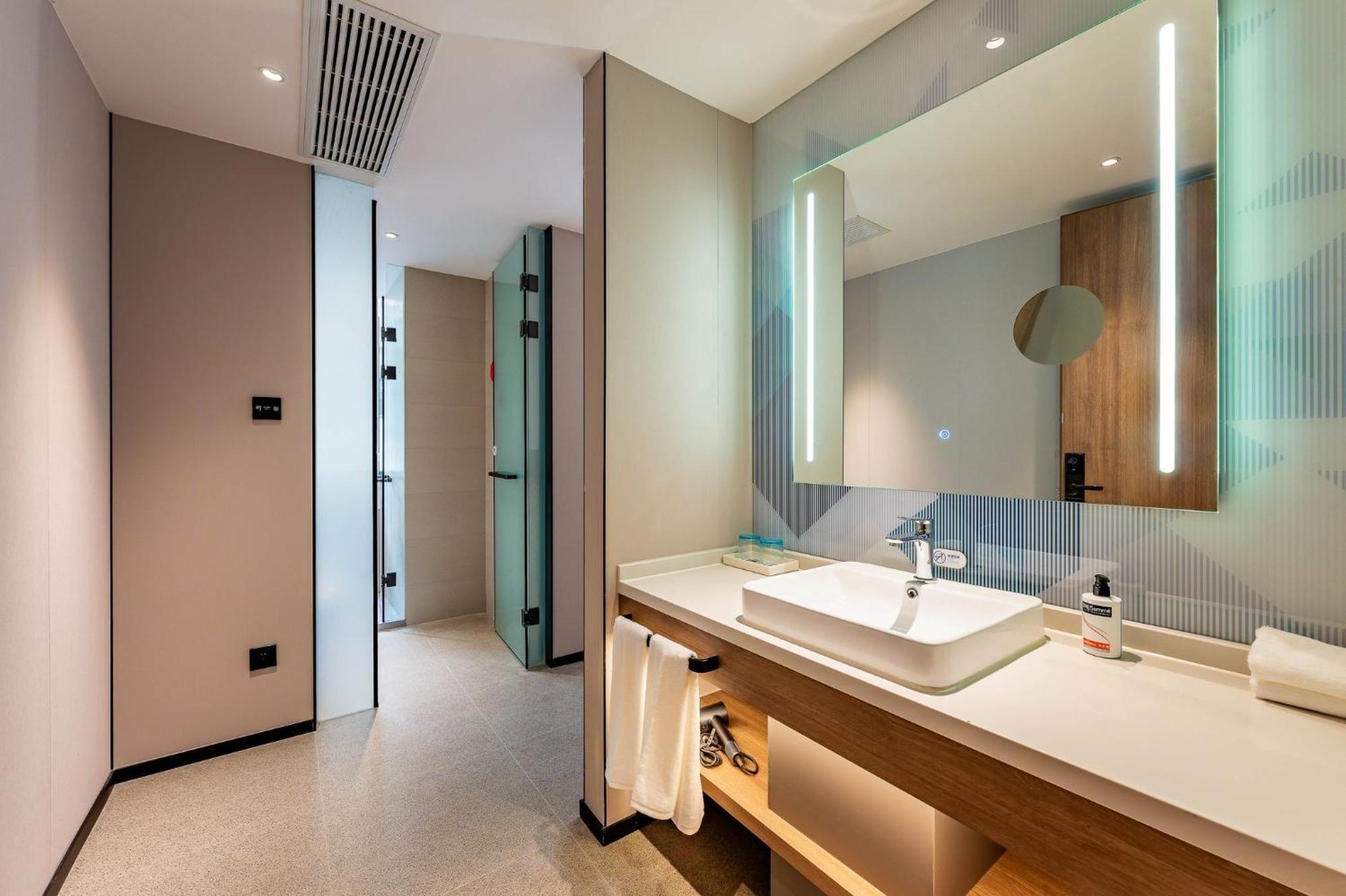 Holiday Inn Express Shanghai Jing'An Temple By Ihg Екстериор снимка
