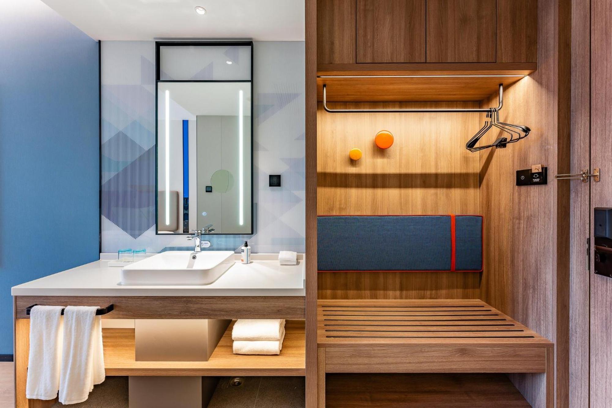 Holiday Inn Express Shanghai Jing'An Temple By Ihg Екстериор снимка