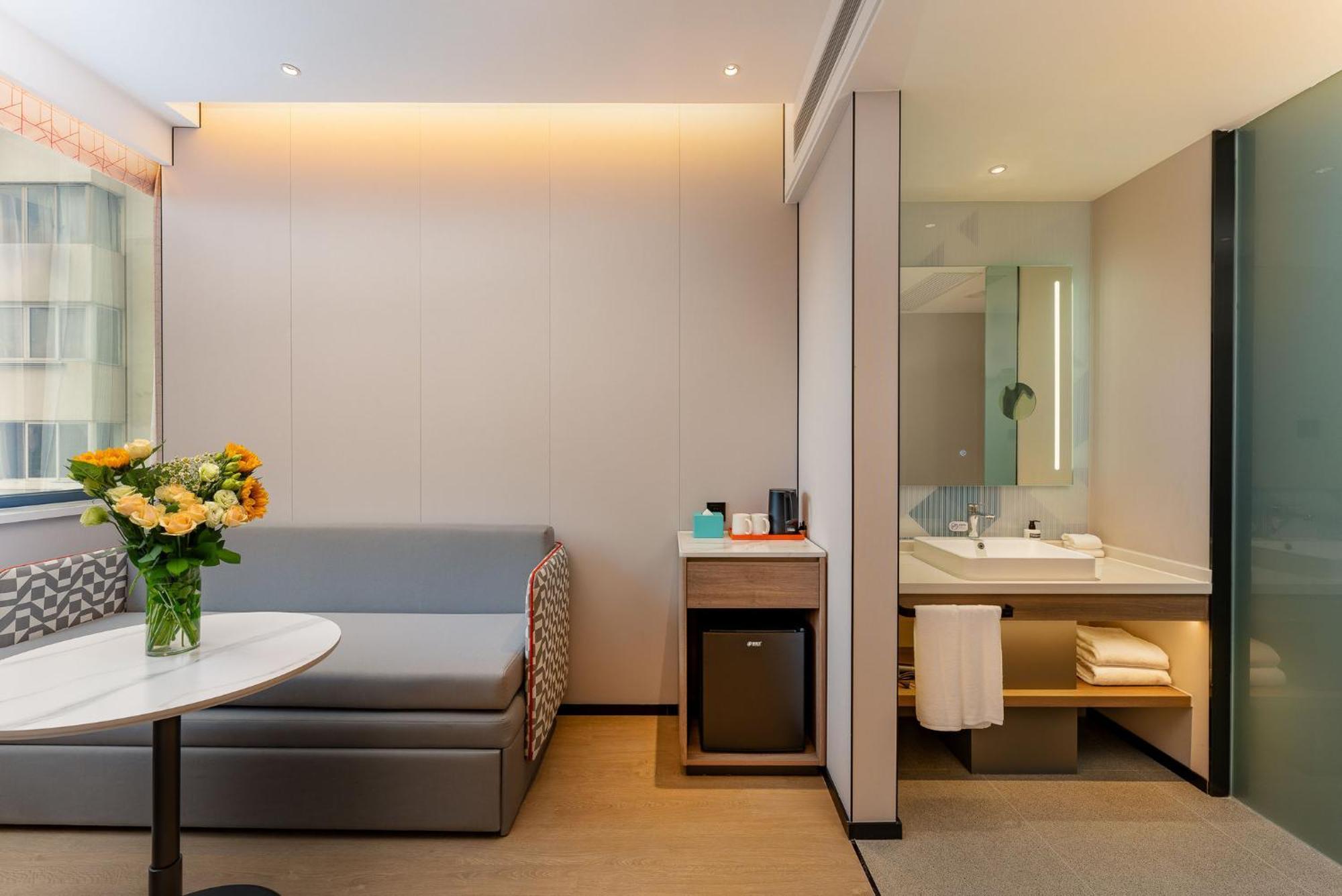 Holiday Inn Express Shanghai Jing'An Temple By Ihg Екстериор снимка
